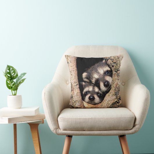 ベビーアライグマが木から覗き込む クッション (椅子)