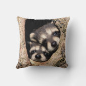 ベビーアライグマが木から覗き込む クッション (裏面)