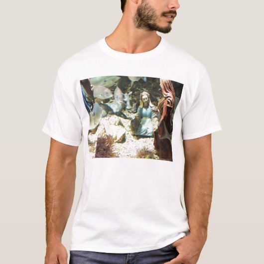 ベビーイエスが水中で出生 Tシャツ (正面)