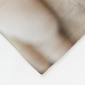 ベビーイエローラブラドール子犬の腹に置く フリースブランケット (角)