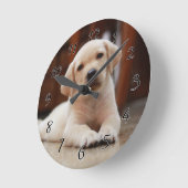 ベビーイエローラブラドール子犬の腹に置く ラウンド壁時計 (傾斜)