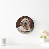 ベビーイエローラブラドール子犬の腹に置く ラウンド壁時計 (ホーム)