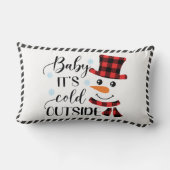ベビーイズコールドアウトサイドタイポグラフィ雪だるまホリデイ ランバークッション (裏面)
