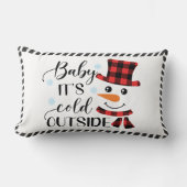 ベビーイズコールドアウトサイドタイポグラフィ雪だるまホリデイ ランバークッション (正面)