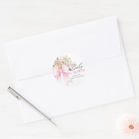 ベビーイン開花ピンクボウ赤ちゃんシャワーシール ラウンドシール (封筒)