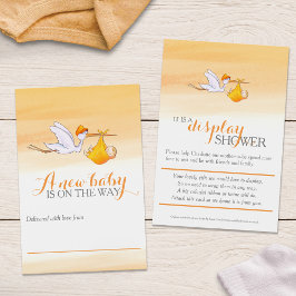 ベビーオレンジ色のシャワーディスプレイカード付きのコウノトリ