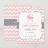 ベビーカーが付いているベビーシャワーの-ピンクおよび白いシェブロン 招待状 (正面/裏面)