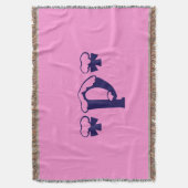 ベビーガーリーピンクモノグラムパターンデザイン文字アート スローブランケット (正面縦)
