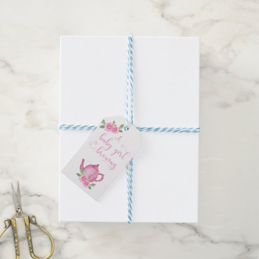 ベビーガールがピンクのティーポットと花を醸造している ギフトタグ (より糸付き)