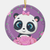ベビーガールのお祝い。可愛い紫色の花動物 セラミックオーナメント (正面)