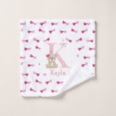 ベビーガールのためのテディベアと水色の文字K。 バスタオルセット (ウォッシュタオル)