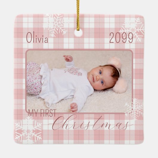 ベビーガールのピンクの格子雪の結晶初めてのクリスマス セラミックオーナメント (裏面)