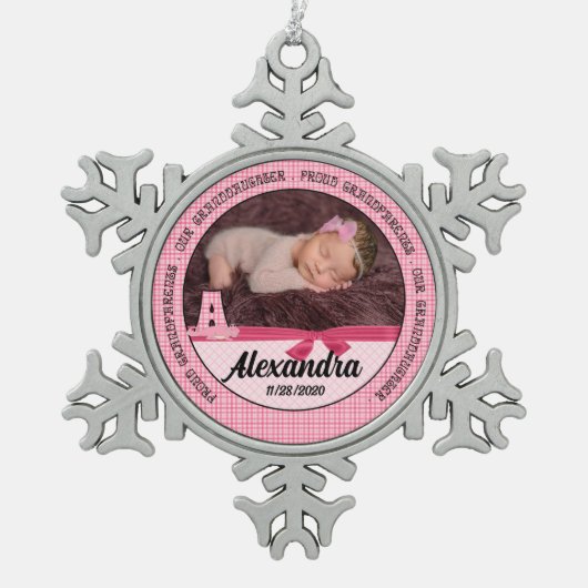 ベビーガールの新しい祖父母モノコラムA スノーフレークピューターオーナメント (正面)