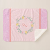 ベビーガールパステルピンク&ラベンダーフローラモノグラム シェルパブランケット (正面(横))