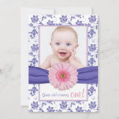 ベビーガールパープルピンクデイジーフローラ写真誕生日 招待状 (正面)