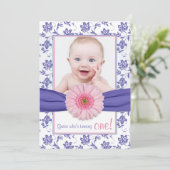 ベビーガールパープルピンクデイジーフローラ写真誕生日 招待状 (スタンド正面)