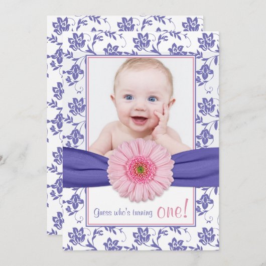 ベビーガールパープルピンクデイジーフローラ写真誕生日 招待状 (正面/裏面)