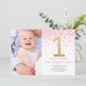 ベビーガールファーストフォト誕生日ピンク紙吹雪ガール 招待状 (スタンド正面)