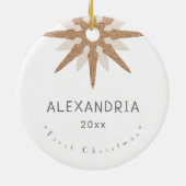 ベビーガール初めてのクリスマスピンクスノーフレーク写真 セラミックオーナメント (裏面)