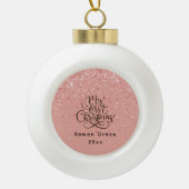 ベビーガール初めてのクリスマスピンク名前をカスタムする セラミックボールオーナメント (正面)