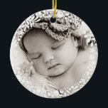 ベビーガール初めてのクリスマスホワイトベリーリースピンク セラミックオーナメント<br><div class="desc">あなたの赤ちゃんの女の子の写真、名前と誕生日付を使用して、あなたの家族の一部として彼女の初めてのクリスマスを称える一種のクリスマスオーナメントを作成するこのオーナメントを作成する。このオーナメントは、両側に白ベリーリースグラフィックを備え、赤面文字側にピンクの背景とグレーのタイプを備えカスタムている。色やレイアウトを変更すクリックるにはカスタマイズ、フルパーソナリゼーションのオプションの「it」ボタン。写真�Shanna Russell Photography, San Antonio TX</div>