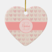 ベビーガール名ピンクモノグラムハート セラミックオーナメント (裏面)