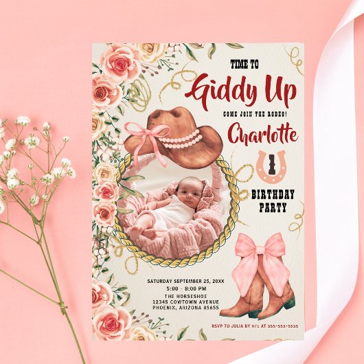 ベビーガール女性のカーボーイピンクの花1stバースデーフォト 招待状