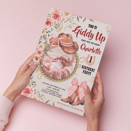 ベビーガール女性のカーボーイピンクの花1stバースデーフォト 招待状