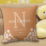 ベビーガール誕生統計フラワーズモノグラム子供部屋 クッション<br><div class="desc">軽いオレンジと白のアクセントを持つミュートされたオレンジ色の背景を特徴とするかわいい子供部屋枕は、あなたの赤ん生まれたばかりの坊の女の子に最適である。このデザインはカスタム、モノグラム、名前および誕生統計のためのデイジー文字を提供し、白い花でアクセントを付ける。</div>