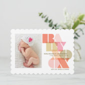 ベビーガールXOXOピンクタイポグラフィモダンフォト誕生 案内状 (スタンド正面)