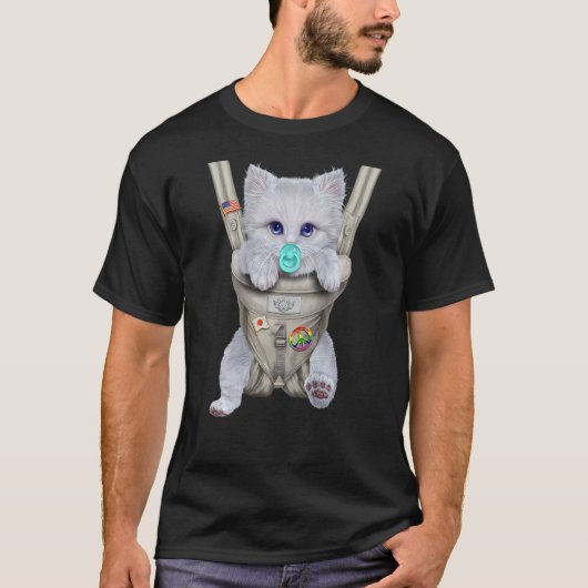 ベビーキャリアに入ったおしゃぶり付きのふわふわ白猫 Tシャツ (正面)