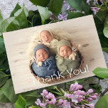 ベビーギフト三つ子ありがとう生まれたばかりの赤ちゃんシャワー サンキューカード<br><div class="desc">ベビーギフト三つ生まれたばかりの子ありがとう赤ちゃんシャワーお気に入りのサンキューカードは、前面に白い台本の文字エレガント「ありがとう」と反対側に追加の写真とパーソナライズされたあなたのメッセージと一緒にあなたの写真を備えている。提供されている文字・ボックスで文字を編集してパーソナライズ。写真のヒント：結果を得るためにZazzleにアップロードする前に写真を中心にし最高のなさい。©Evco Studio https://www.zazzle.com/store/evcostudioによる設計</div>