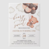 ベビークマ、茶色のバルーン、最初の誕生日 ベラム紙招待状 (正面)