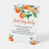 ベビーゲームオレンジ色の赤ちゃんシャワー言わないベビーのサイン 台座サイン (正面)