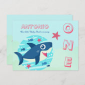 ベビーサメの最初の誕生日は海の青の下にかわいい インビテーションポストカード (正面/裏面)
