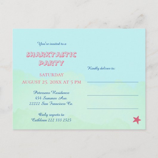 ベビーサメの最初の誕生日は海の青の下にかわいい インビテーションポストカード (裏面)