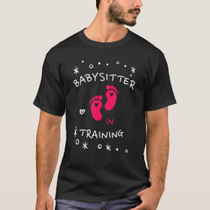 ベビーシッターおもしろいイントレーニングナニーガールズベビー Tシャツ