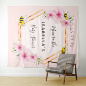 ベビーシャワーのお母さんになるピンクの花の女の子 タペストリー (インサイチュ(横))