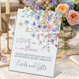ベビーシャワーのためのLove is in Bloom カード&ギフト 台座サイン