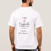 ベビーシャワーの名前入りデザイン 小さなカップケーキがやってくる Tシャツ (裏面)