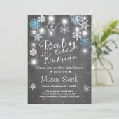 ベビーシャワーの招待のベビーそれは冷たい外の男の子の青です 招待状 (スタンド正面)