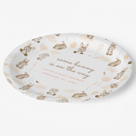 ベビーシャワーの途中にあるバニー ペーパープレート (アングル)