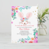 ベビーシャワーの途中に小さなバニーがある 招待状 (スタンド正面)