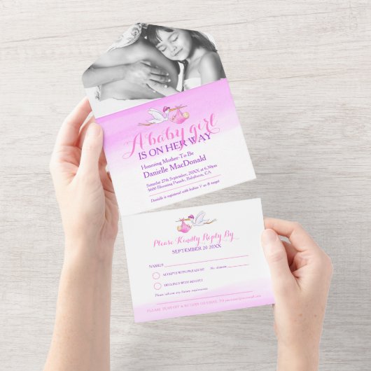 ベビーシャワーコウノトリ、水彩ピンクの写真 オールインワン招待状 (貼ってはがせる)