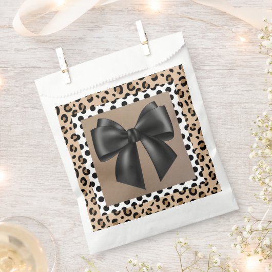 ベビーシャワー白黒ブラウン – アニマルプリント – ボウ フェイバーバッグ (クリップ留めされた状態)