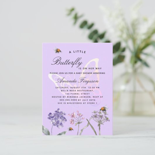ベビーシャワー蝶のワイルドフラワーバイオレット女の子 インビテーションポストカード (スタンド正面)