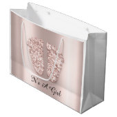 ベビーシャワー足それが女の子の名前バラ赤面 ラージペーパーバッグ (正面アングル)