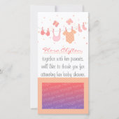 ベビーシャワー: clotheslineのベビーの衣服 サンキューカード (正面)