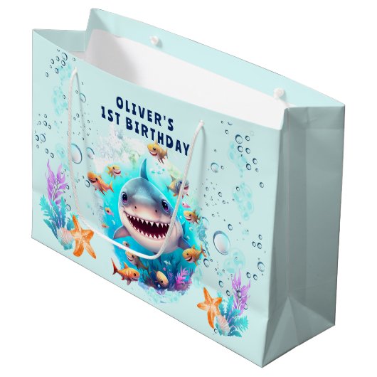 ベビーシャークボーイ1stバースデーラージ抱き枕 ラージペーパーバッグ (正面アングル)