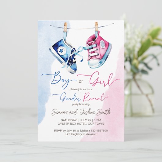 ベビースニーカー男の子または女の子ピンクの青のジェンダーのリビール 招待状 (スタンド正面)